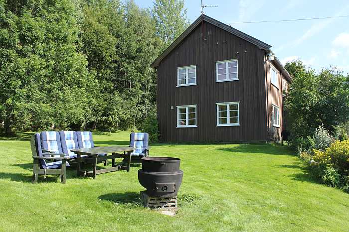Haus Klokkerud - gemütlicher Sitzbereich im Garten mit Grill und Blick auf den See